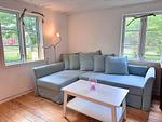 Gemütliches Wohnzimmer mit großer Sofaecke in der Stuga Annika - Stuga Annika - Top-Hundeurlaub