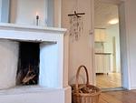 Kamin mit Brennholz im Wohnzimmer der Stuga Annika - Stuga Annika - Top-Hundeurlaub
