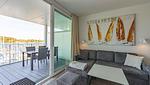 Wohnbereich mit Sitzecke und TV - Wohnung 16 - Promenadendeck - Top-Hundeurlaub