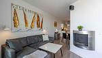 Wohnzimmer mit Sitzecke und TV - Wohnung 16 - Promenadendeck - Top-Hundeurlaub