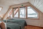 Schlafbereich auf der Galerie mit Meerblick im Haus Blankavik - Haus Blankavik - Top-Hundeurlaub