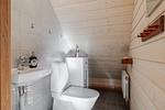 Badezimmer mit WC und Waschbecken im Haus Blankavik - Haus Blankavik - Top-Hundeurlaub