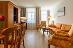 Wohn-Essbereich mit Couch im ussf102, Seehof 102,Strandpromenade 9-10 auf Usedom - Seehof 102 - Top-Hundeurlaub