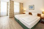 Schlafzimmer mit Doppelbett im ussf102, Seehof 102,Strandpromenade 9-10 auf Usedom - Seehof 102 - Top-Hundeurlaub