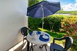 Terrasse mit Sonnenschirm im ussf102, Seehof 102,Strandpromenade 9-10 auf Usedom - Seehof 102 - Top-Hundeurlaub