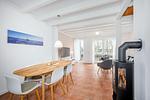 Wohn-Essbereich mit Esstisch und Sitzgelegenheit - NordseeResort Friesland 30 - Top-Hundeurlaub