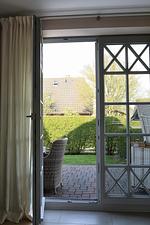 Von dem Wohnbereich aus gelangen Sie direkt auf die wohnungseigene Terrasse. - Reethuus Alt Wrixum - Top-Hundeurlaub