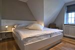 Auch dieses Schlafzimmer verfügt über einen Kleiderschrank. - Reethuus Alt Wrixum - Top-Hundeurlaub