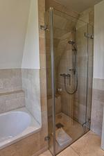 Neben der Badewanne befindet sich im Obergeschoss eine bodengleiche Dusche. - Reethuus Alt Wrixum - Top-Hundeurlaub