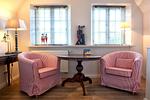Im Flurbereich des Obergeschoss finden Sie eine Sitzecke vor, welche ideal zum Lesen geeignet ist. - Hideaway - Top-Hundeurlaub