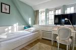 Das erste Schlafzimmer des Hauses ist mit zwei getrennt stehenden  Einzelbetten ausgestattet. - Hideaway - Top-Hundeurlaub