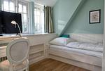 Auch ein Schreibtisch steht Ihnen in diesem Zimmer zur Verfügung. - Hideaway - Top-Hundeurlaub