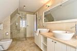 Dieses Badezimmer im OG ist sowohl mit einer bodengleichen Dusche als auch mit einer Badewanne ausgestattet. - Hideaway - Top-Hundeurlaub