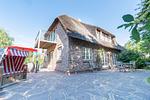 Das Reetdachhaus Hideaway verfügt sowohl über einen Balkon als auch über eine Terrasse. - Hideaway - Top-Hundeurlaub