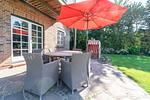 Der Terrassentisch bietet ausreichend Platz für bis zu sechs Personen. - Hideaway - Top-Hundeurlaub