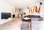 Wohnzimmer mit Sitzecke und TV - Wohnung 02 - Top-Hundeurlaub
