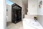 Badezimmer mit Whirlwanne und Dampfsauna - Wohnung 05 - Top-Hundeurlaub