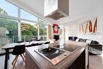 Küche mit Blick zum Balkon - Penthouse 05 - Top-Hundeurlaub