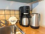 Kaffeemaschine und Wasserkocher in der Küche der Villa Pelle - Villa Pelle - Top-Hundeurlaub