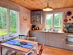 Helle Küche mit Essbereich im Ferienhaus Skogsdrömmen in Småland - Skogsdrömmen - Top-Hundeurlaub