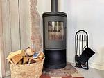 Kamin mit Brennholz im gemütlichen Ferienhaus Skogsdrömmen - Skogsdrömmen - Top-Hundeurlaub