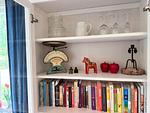 Bücher und liebevolle Dekoration im Ferienhaus Skogsdrömmen in Småland - Skogsdrömmen - Top-Hundeurlaub