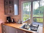 Wohnbereich mit Kamin und Blick in den Wald im Ferienhaus Skogsdrömmen - Skogsdrömmen - Top-Hundeurlaub