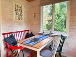 Heller Essbereich mit Blick ins Grüne im Ferienhaus Skogsdrömmen in Småland - Skogsdrömmen - Top-Hundeurlaub