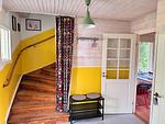 Gemütlicher Eingangsbereich mit Holztreppe im Ferienhaus Skogsdrömmen - Skogsdrömmen - Top-Hundeurlaub