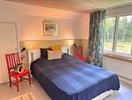 Gemütliches Schlafzimmer mit Doppelbett im Ferienhaus Skogsdrömmen - Skogsdrömmen - Top-Hundeurlaub