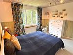 Schlafzimmer mit Doppelbett und Blick ins Grüne im Ferienhaus Skogsdrömmen - Skogsdrömmen - Top-Hundeurlaub