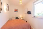 Schlafzimmer mit kleinem Doppelbett (140 x 200 cm) und TV - VITA Sonnholm - Top-Hundeurlaub