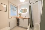 Bad mit Badewanne/Dusche, WC und Waschtisch - VITA Sonnholm - Top-Hundeurlaub
