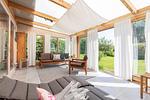 Wintergarten mit Ausblick in den verträumten Garten - VITA Sonnholm - Top-Hundeurlaub