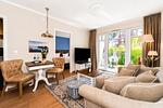 Wohnbereich mit Sitzecke und TV - Wohnung 03 - Top-Hundeurlaub