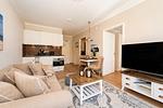 Wohnbereich mit Sitzecke und TV - Wohnung 03 - Top-Hundeurlaub