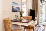 Wohnbereich mit Sitzecke und TV - Wohnung 03 - Top-Hundeurlaub