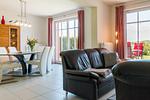 Helles Wohnzimmer mit Essbereich und Terrassenblick - An den Boddenwiesen 01 - Top-Hundeurlaub