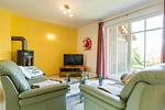 Gemütliches Wohnzimmer mit Fernseher und Ausblick nach draußen. - An den Boddenwiesen 02 - Top-Hundeurlaub