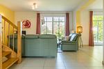 Helles Wohnzimmer mit Sofa und Ausblick - An den Boddenwiesen 02 - Top-Hundeurlaub
