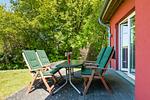 Terrasse mit Blick auf die grüne Umgebung - An den Boddenwiesen 02 - Top-Hundeurlaub