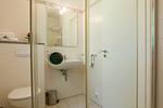 Modernes Badezimmer mit Dusche und Waschbecken - An den Boddenwiesen 02 - Top-Hundeurlaub
