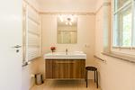 Modernes Badezimmer mit Waschtisch, Spiegel und Dusche. - An den Boddenwiesen 02 - Top-Hundeurlaub