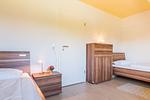 Helles Schlafzimmer mit zwei Einzelbetten - An den Boddenwiesen 02 - Top-Hundeurlaub