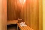 Sauna mit Holzverkleidung und Bänken - An den Boddenwiesen 02 - Top-Hundeurlaub