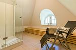 Modernes Badezimmer mit Duschkabine und Liegestuhl - An den Boddenwiesen 02 - Top-Hundeurlaub