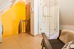 Modernes Badezimmer mit Dusche und Stufen - An den Boddenwiesen 02 - Top-Hundeurlaub
