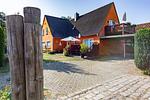 Außenansicht eines charmanten Hauses mit Terrasse - Sonnenblumenhaus 01 - Top-Hundeurlaub