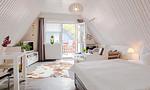 Helles Schlafzimmer mit Zugang zur Terrasse - Sonnenblumenhaus 02 - Top-Hundeurlaub