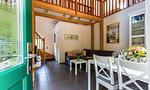 Wohnzimmer mit Sofa und Esstisch - Alte Tischlerei 01 - Top-Hundeurlaub